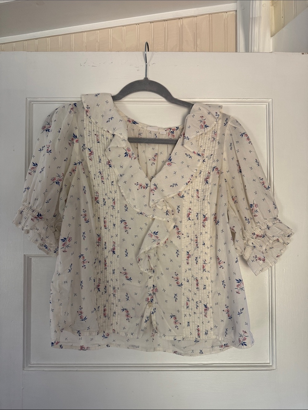 GAP Floral Ruffle V-Neck Blouse in Cream